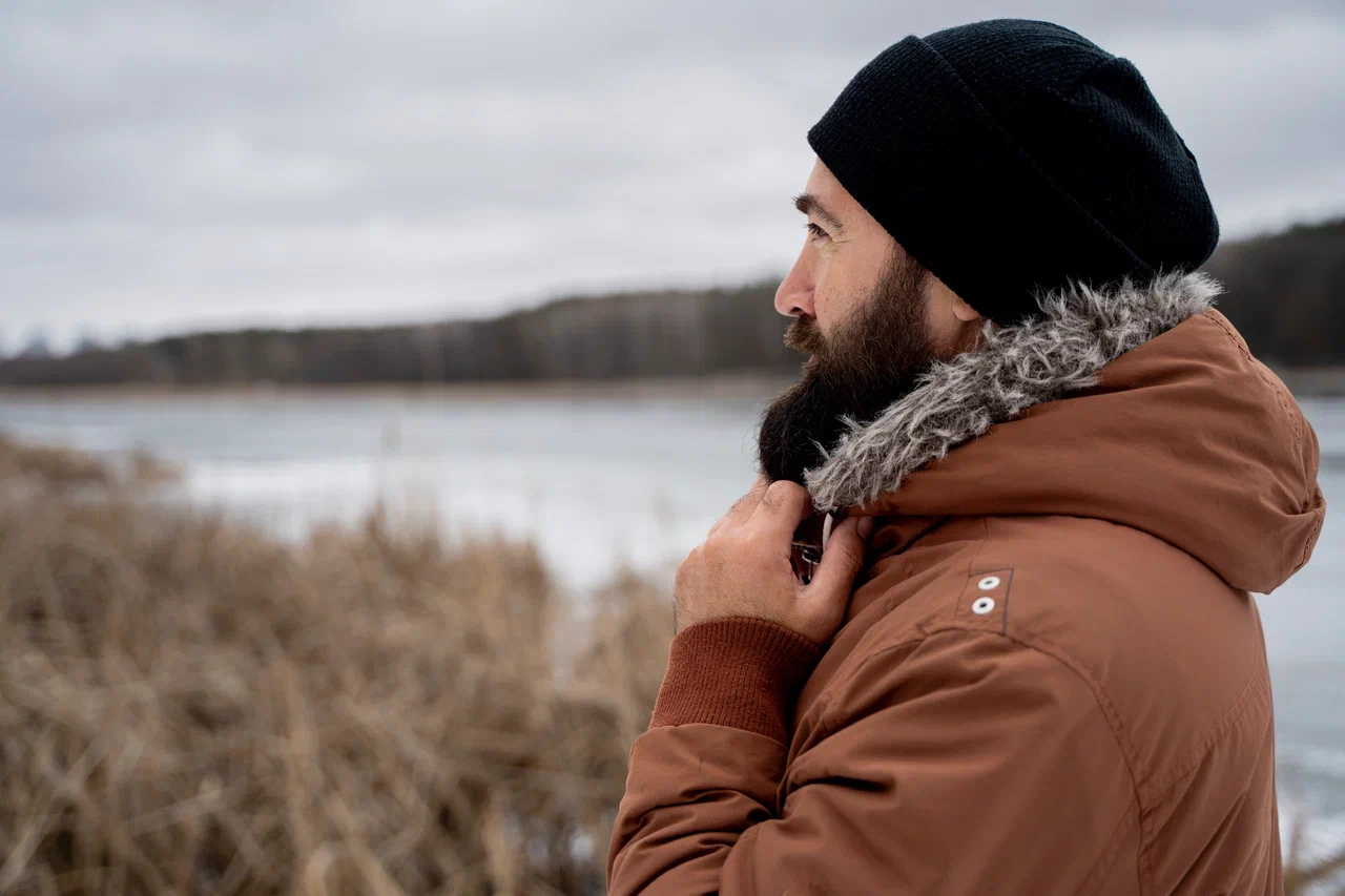 Мужчина в желтой зимней куртке — что теплее и лучше